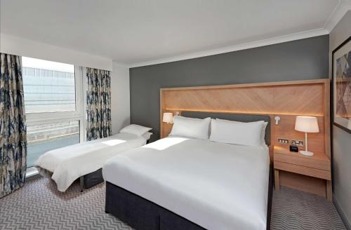 Habitación Familiar con cama extragrande y sofá cama del hotel Hilton London Croydon. Foto 2