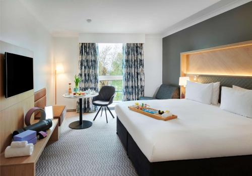 Habitación Deluxe con cama extragrande y bienestar del hotel Hilton London Croydon. Foto 1