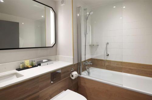Habitación Deluxe con cama extragrande y bienestar del hotel Hilton London Croydon. Foto 2