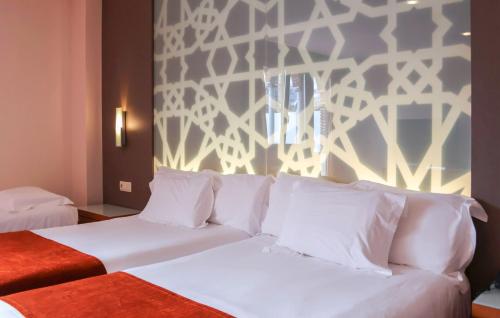 Habitación Triple del hotel Granada Palace Affiliated by Meliá. Foto 1