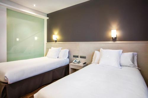 Habitación Doble - 2 camas del hotel Azz Valencia Táctica. Foto 1