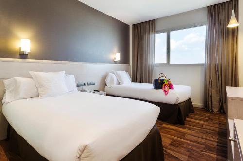 Habitación Doble - 2 camas del hotel Azz Valencia Táctica. Foto 3