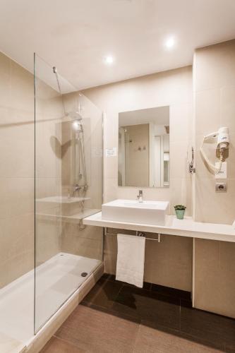 Habitación Doble - 2 camas del hotel Azz Valencia Táctica. Foto 5