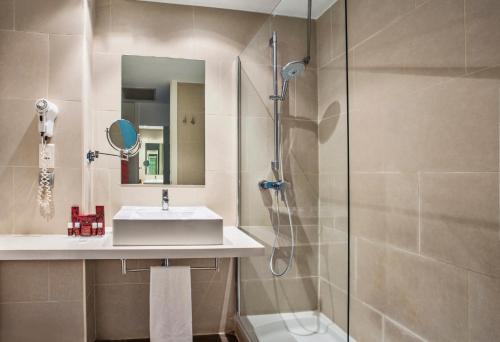 Habitación Doble del hotel Azz Valencia Táctica. Foto 3