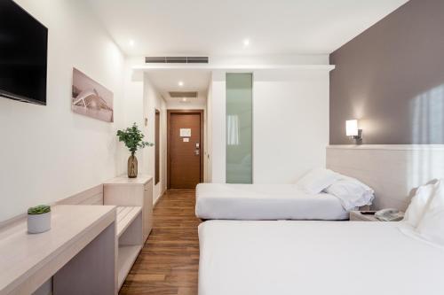 Habitación Triple del hotel Azz Valencia Táctica. Foto 1