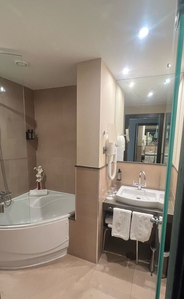 Suite Familiar del hotel Azz Asturias Langrehotel and Spa. Foto 4