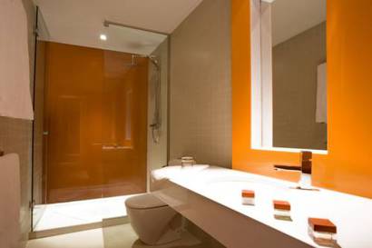 Habitación doble Lujo del hotel Room Mate Óscar. Foto 1