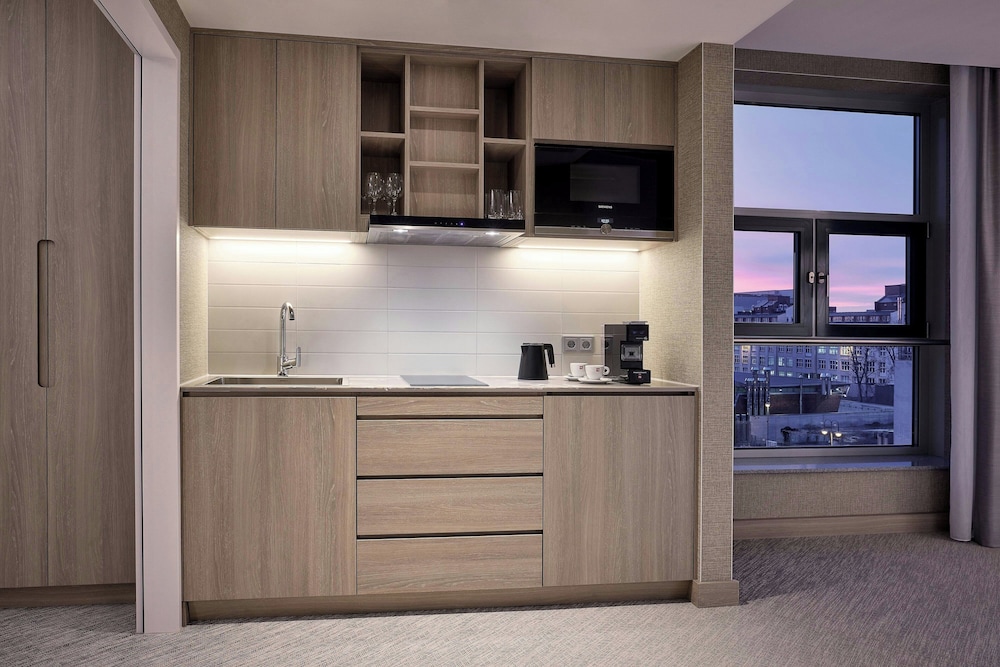 Apartamento, 1 cama de matrimonio grande con sofá cama del hotel COURTYARD BY MARRIOTT BERLIN CITY CENTER. Foto 3