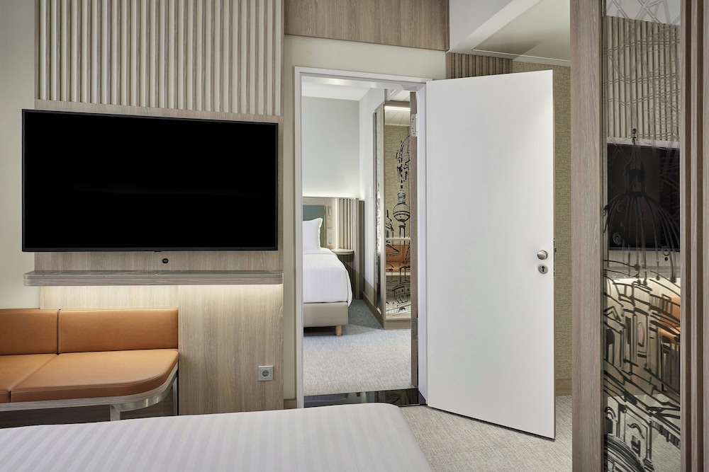 Habitación Deluxe con 2 camas individuales, 2 camas individuales del hotel COURTYARD BY MARRIOTT BERLIN CITY CENTER. Foto 2