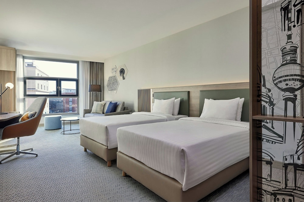Habitación superior, 1 cama de matrimonio grande con sofá cama del hotel COURTYARD BY MARRIOTT BERLIN CITY CENTER