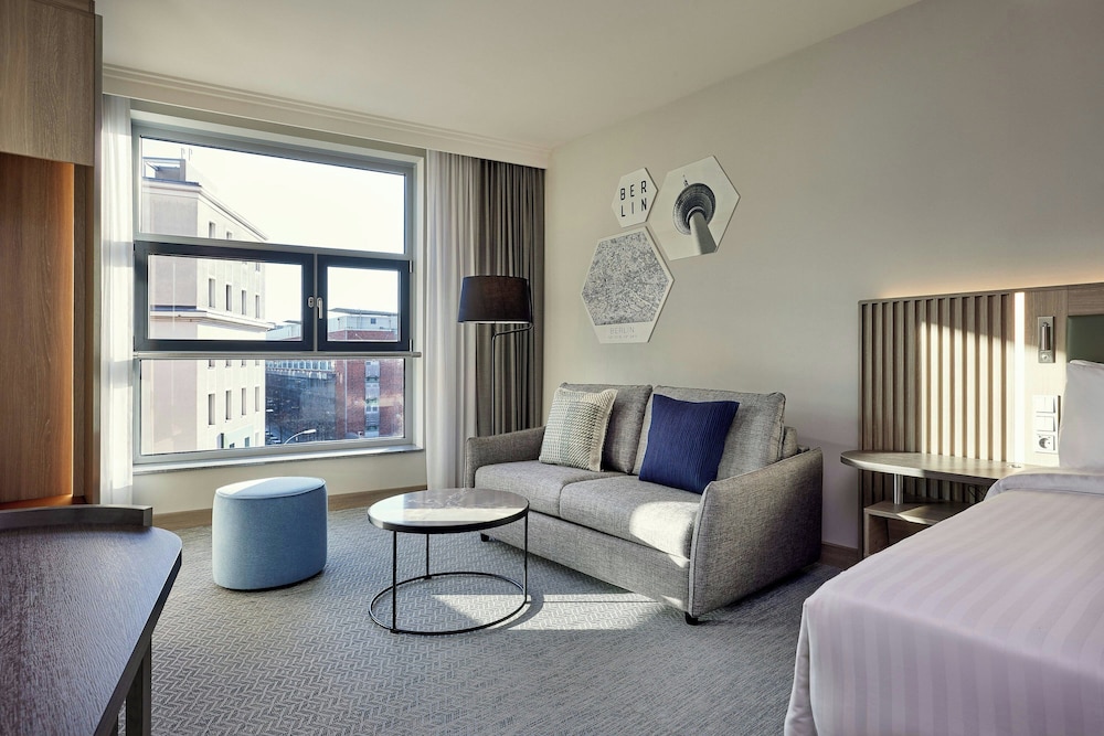 Habitación superior, 1 cama de matrimonio grande con sofá cama del hotel COURTYARD BY MARRIOTT BERLIN CITY CENTER. Foto 3