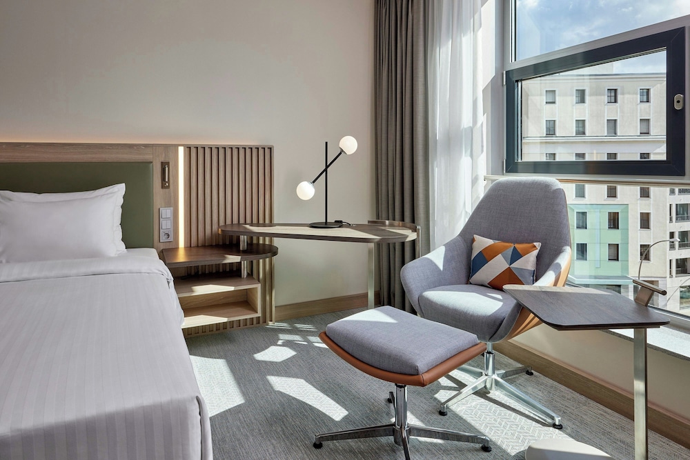 Habitación superior, 1 cama de matrimonio grande con sofá cama del hotel COURTYARD BY MARRIOTT BERLIN CITY CENTER. Foto 5