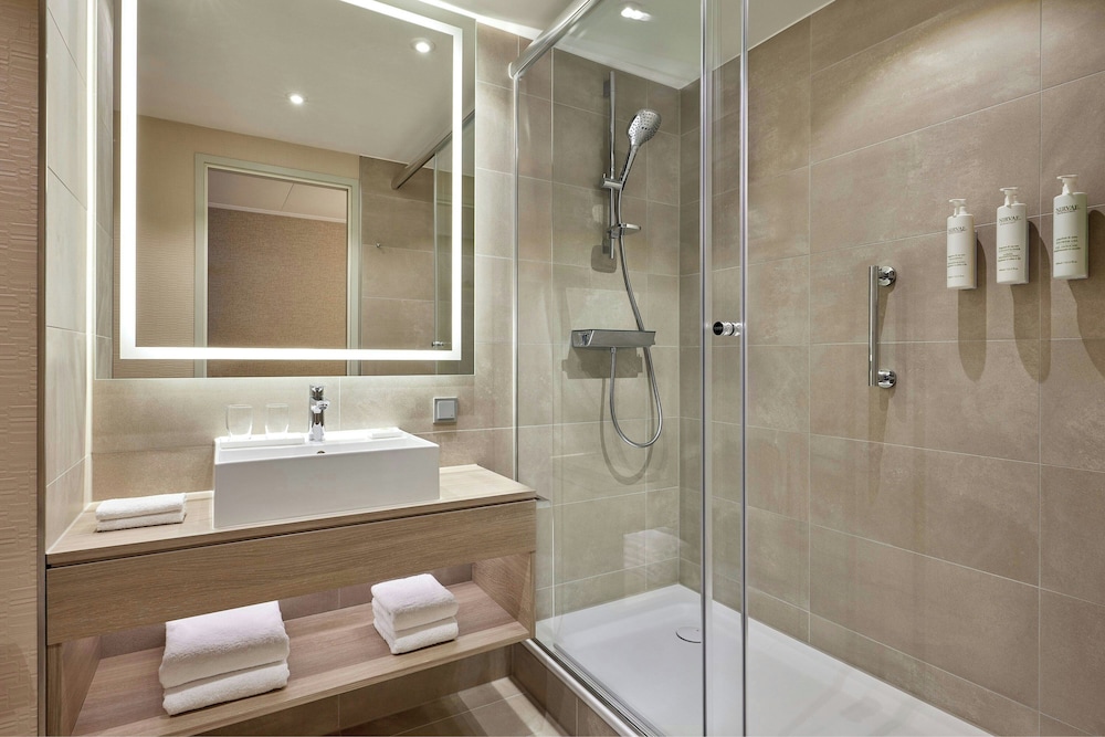 Habitación superior, 1 cama de matrimonio grande con sofá cama del hotel COURTYARD BY MARRIOTT BERLIN CITY CENTER. Foto 7