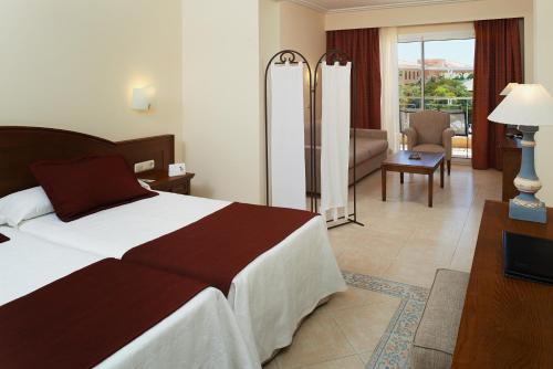 Habitación Familiar del hotel Hipotels Barrosa Garden. Foto 2
