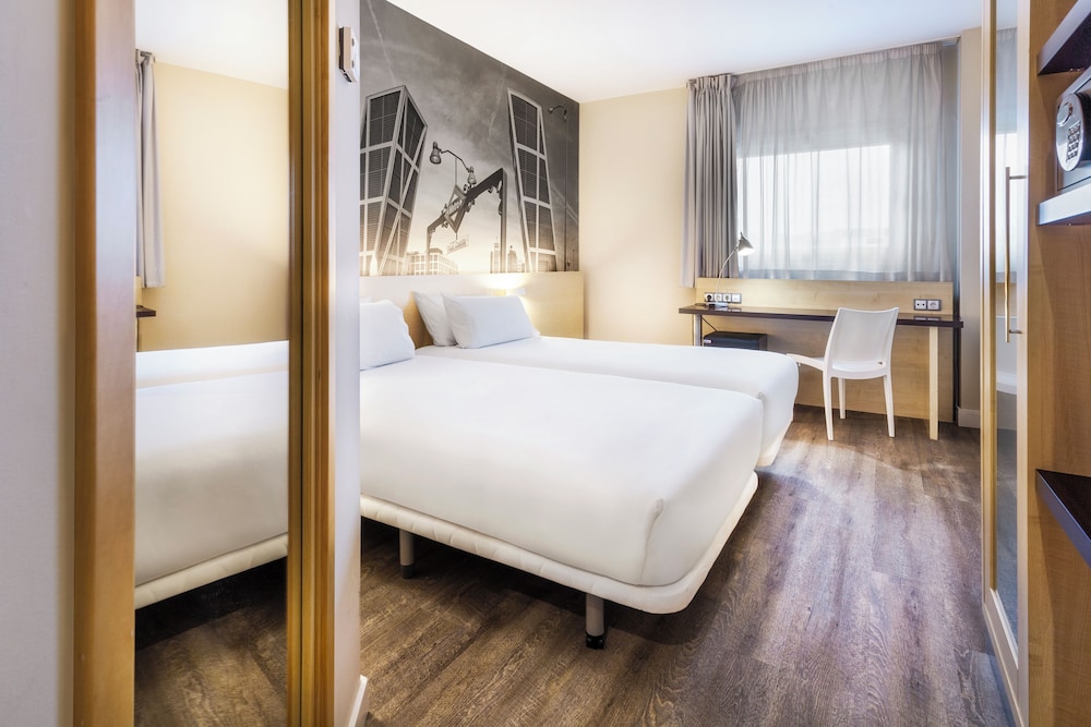 Habitación con 2 camas individuales del hotel B&b Madrid Airport T1 T2 T3