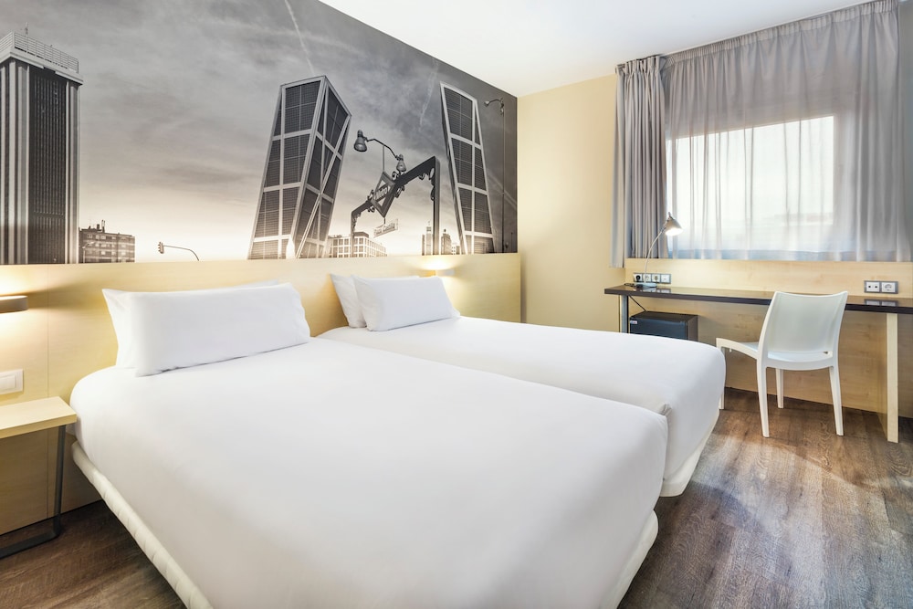 Habitación con 2 camas individuales del hotel B&b Madrid Airport T1 T2 T3. Foto 1