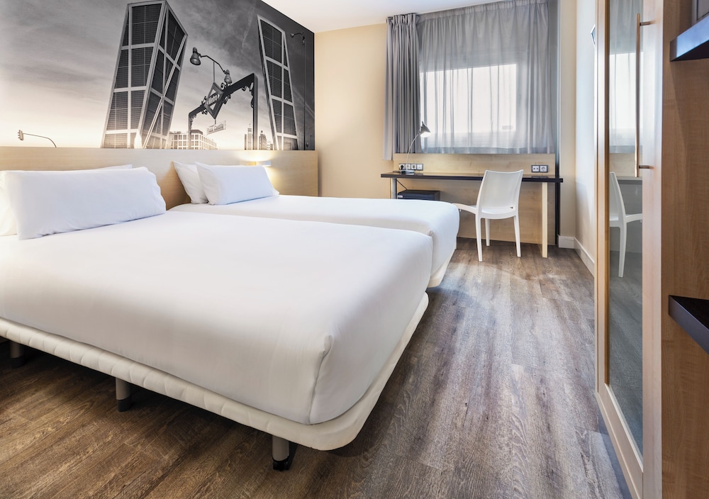 Habitación con 2 camas individuales del hotel B&b Madrid Airport T1 T2 T3. Foto 2