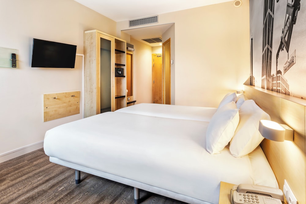 Habitación con 2 camas individuales del hotel B&b Madrid Airport T1 T2 T3. Foto 3