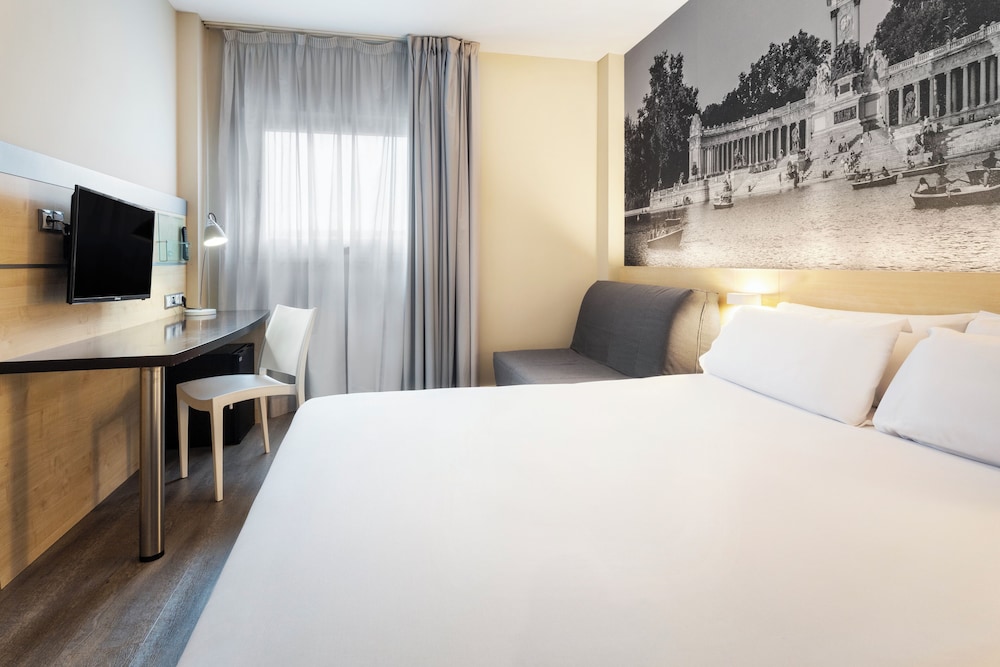 Habitación doble del hotel B&b Madrid Airport T1 T2 T3. Foto 1
