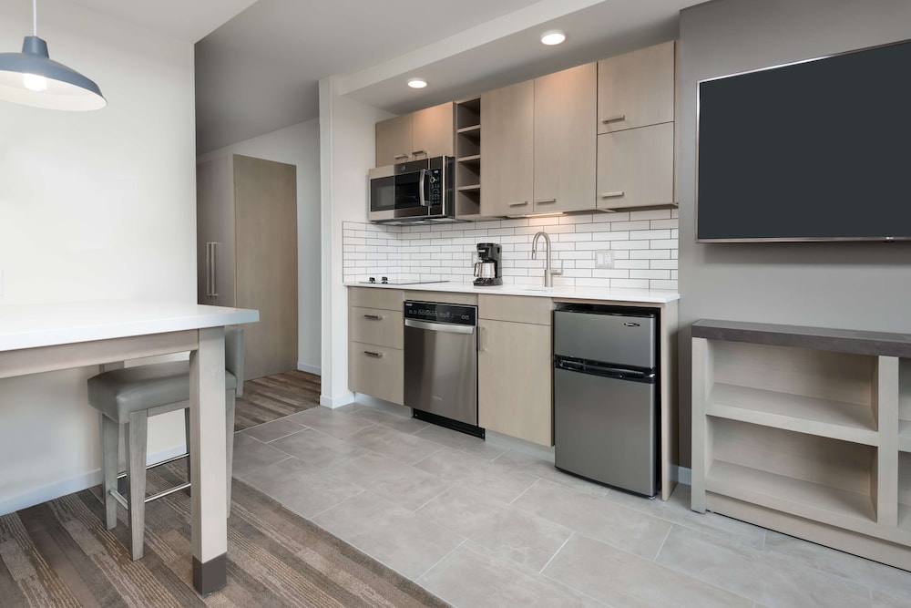 Suite con cocina en planta alta | Cama king del hotel Hyatt House Chicago West Loop. Foto 3