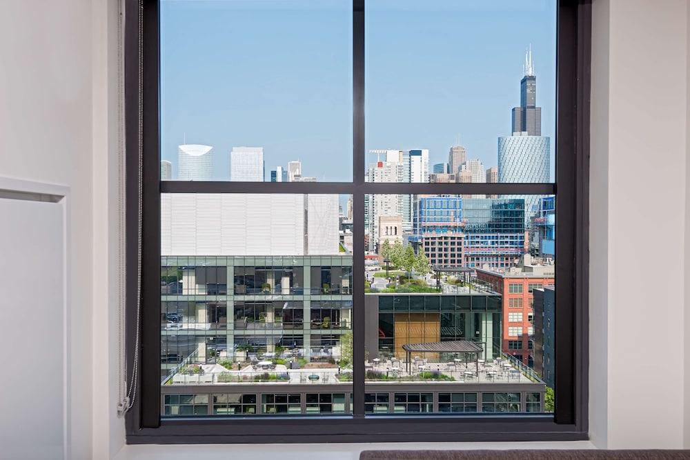 Suite con cocina en planta alta | Cama king del hotel Hyatt House Chicago West Loop. Foto 5
