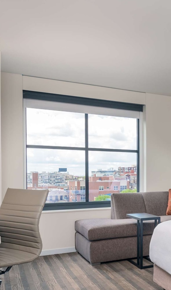 Estancia | Cama king del hotel Hyatt House Chicago West Loop. Foto 4