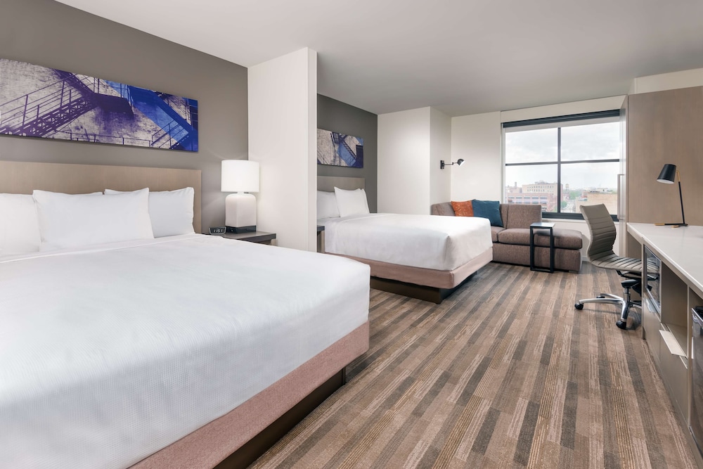 Estancia en planta alta | Dos camas queen del hotel Hyatt House Chicago West Loop. Foto 3