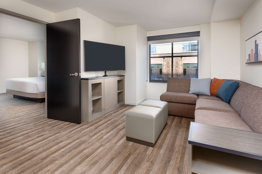 Suite accesible de un dormitorio con cocina (más sofá cama) | Cama king / Ducha de acceso lateral del hotel Hyatt House Chicago West Loop