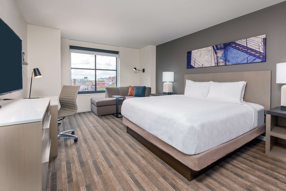 Estancia en planta alta | Cama king del hotel Hyatt House Chicago West Loop