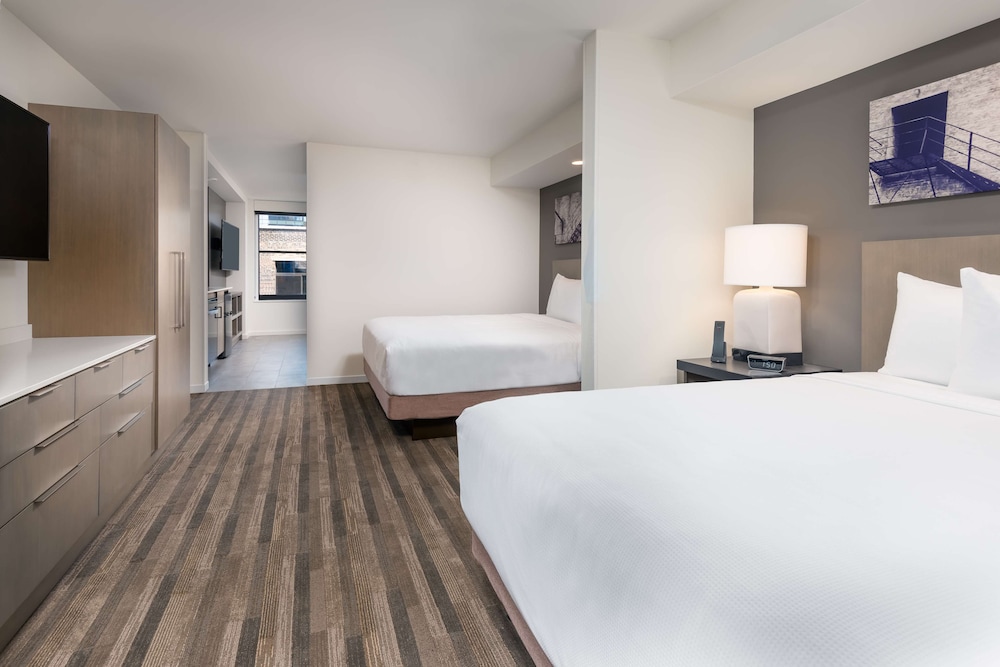 Suite con cocina en planta alta | Dos camas queen del hotel Hyatt House Chicago West Loop. Foto 1