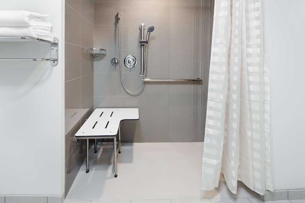 Estancia accesible | Cama king / Ducha de acceso lateral del hotel Hyatt House Chicago West Loop. Foto 3