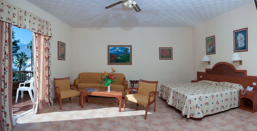 Habitación triple del hotel Monopol