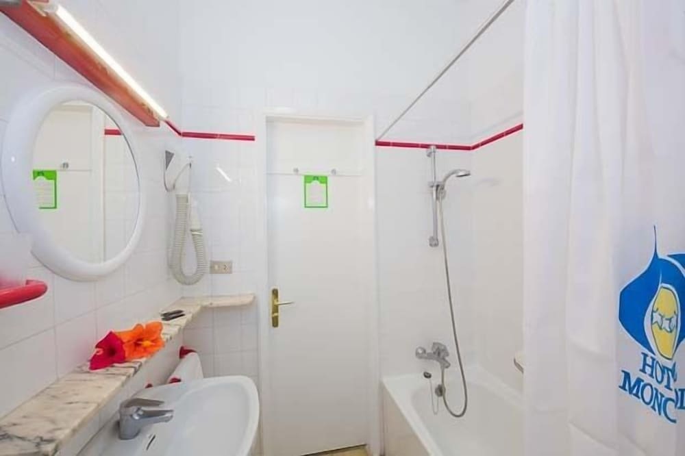 Habitación triple del hotel Monopol. Foto 3