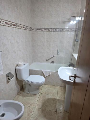 Habitación Doble con balcón - 1 o 2 camas del hotel Monopol. Foto 4