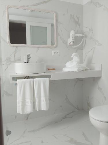 Habitación Doble Superior - 2 camas, con vistas a la ciudad del hotel Monopol. Foto 1