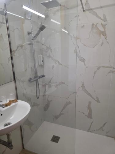 Habitación Doble (2 adultos + 1 niño) - 1 o 2 camas del hotel Monopol. Foto 4