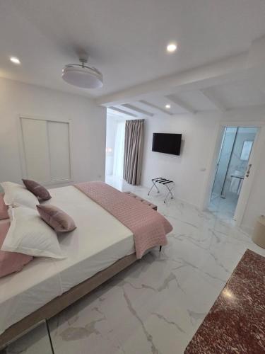 Habitación Doble Superior - 2 camas, con vistas a la ciudad del hotel Monopol. Foto 11