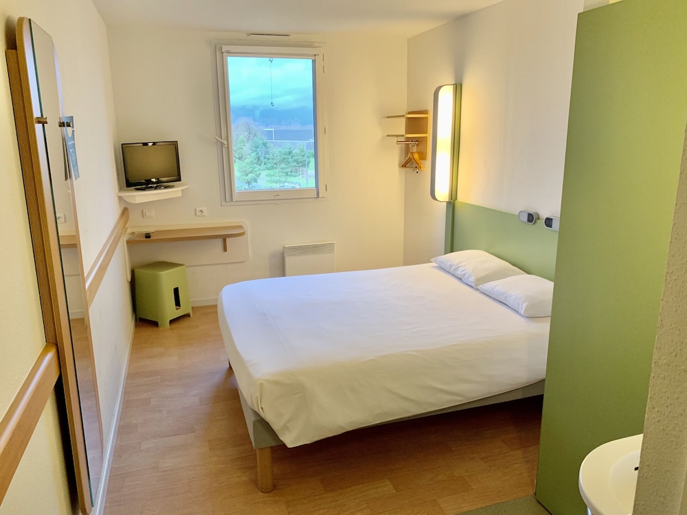 Habitación Doble con cama grande del hotel ibis budget Concarneau. Foto 1