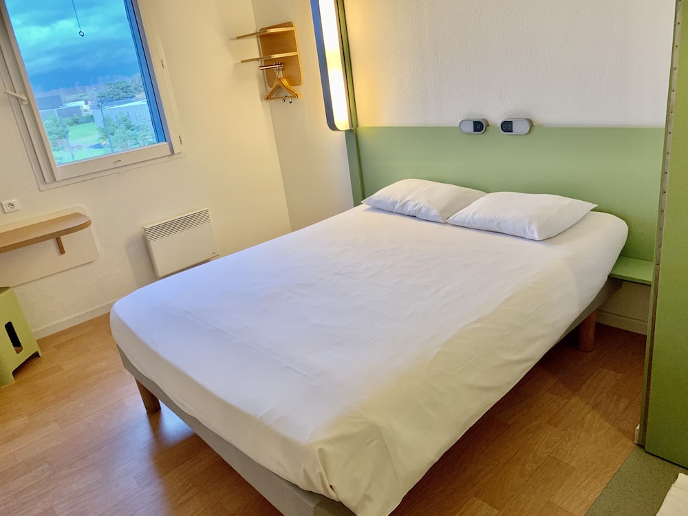 Habitación Doble con cama grande del hotel ibis budget Concarneau. Foto 2