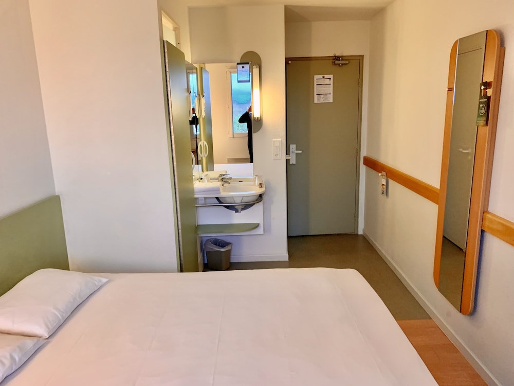 Habitación Doble con cama grande del hotel ibis budget Concarneau. Foto 3