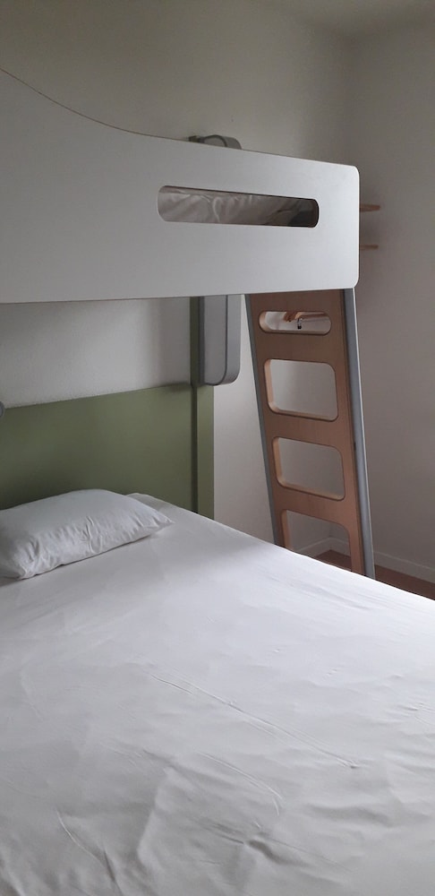 Habitación triple con cama grande y litera del hotel ibis budget Concarneau. Foto 1