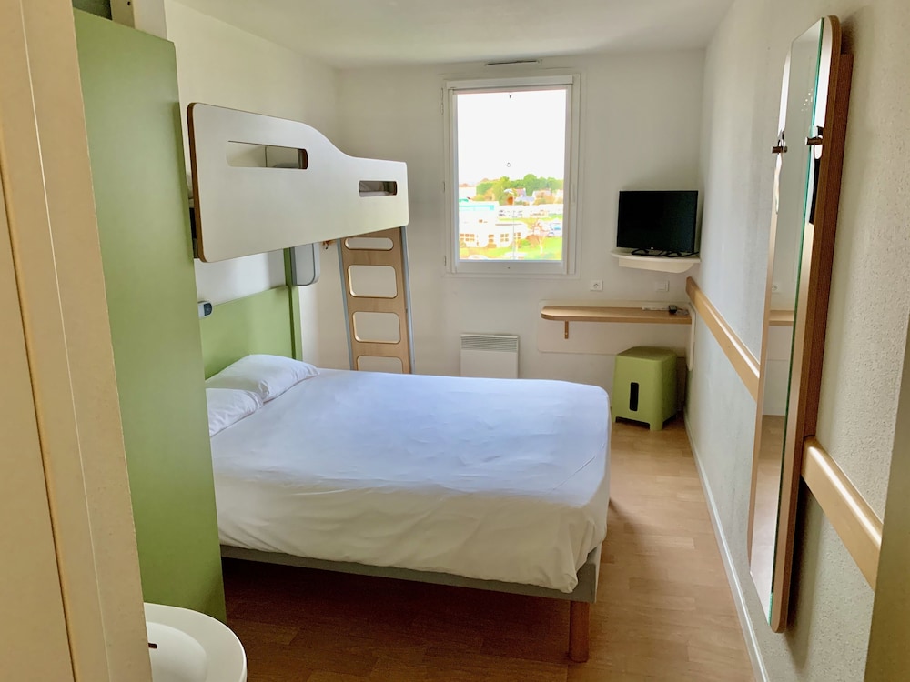 Habitación triple con cama grande y litera del hotel ibis budget Concarneau. Foto 2