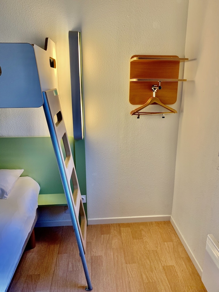 Habitación triple con cama grande y litera del hotel ibis budget Concarneau. Foto 4