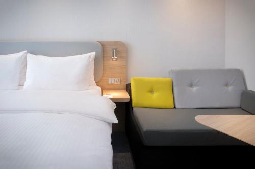 Habitación Estándar con sofá cama individual - Cama grande del hotel Holiday Inn Express Baden-Baden. Foto 2