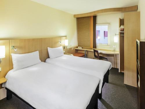 Habitación con 2 camas individuales del hotel Ibis Praha Old Town. Foto 1