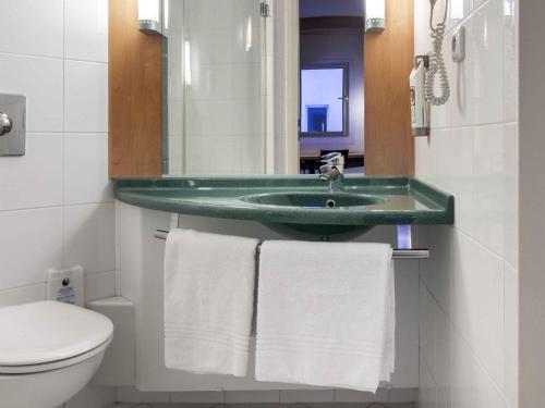 Habitación con 1 cama doble del hotel Ibis Praha Old Town. Foto 2