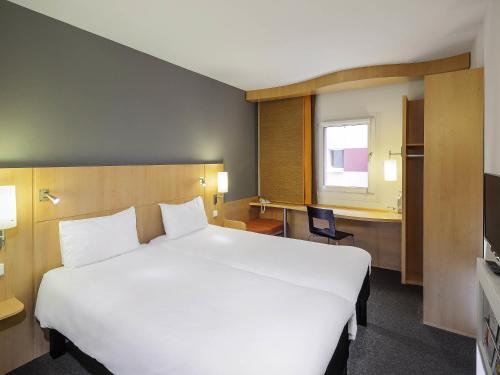 Habitación con 2 camas individuales del hotel Ibis Praha Old Town. Foto 1