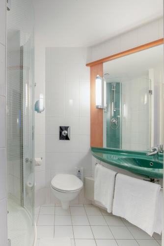 Habitación Estándar con 3 camas individuales del hotel Ibis Praha Old Town. Foto 3
