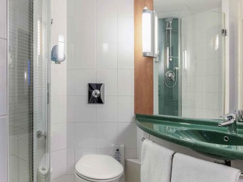Habitación Estándar con 3 camas individuales del hotel Ibis Praha Old Town. Foto 5