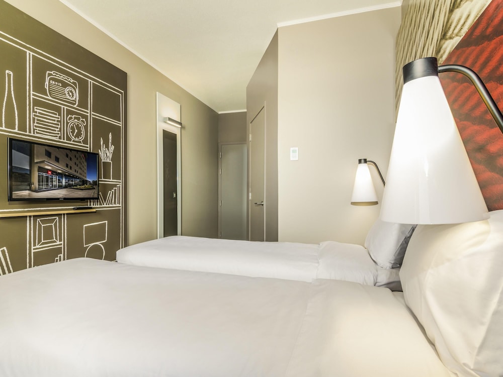 Acogedora, moderna y cómoda con dos camas mullidas, un cuarto de baño funcional del hotel ibis Calama